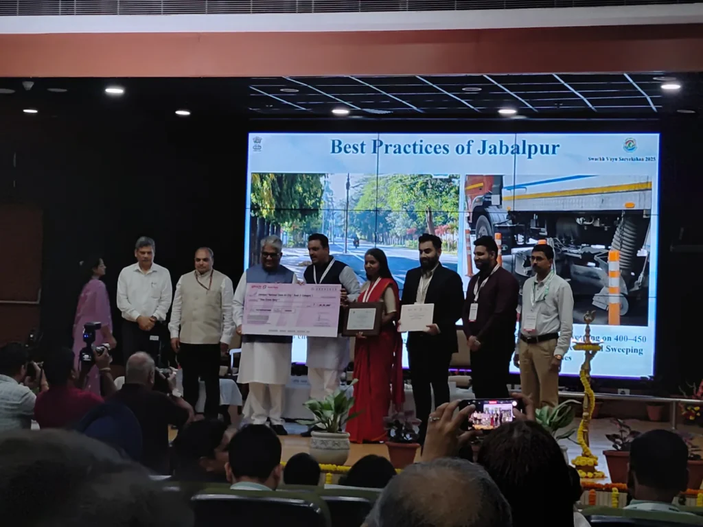 Representatives receiving a presentation cheque during the Jabalpur recognition.