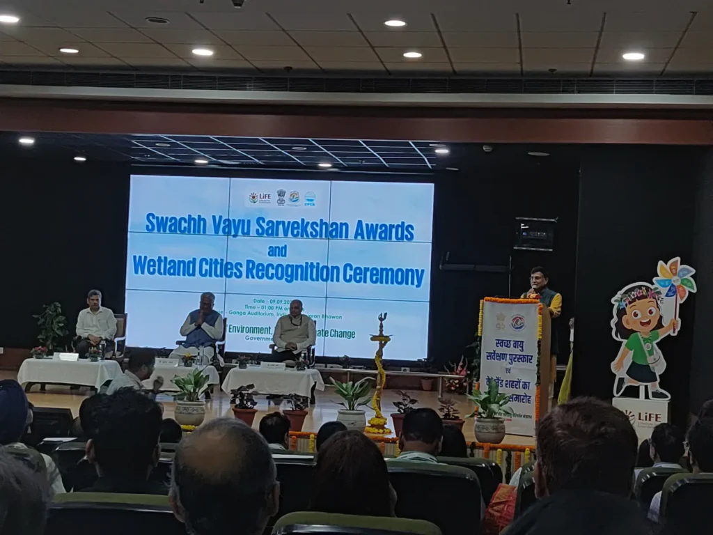 The opening ceremony beneath the Swachh Vayu Sarvekshan and Wetland Cities recognition screen.