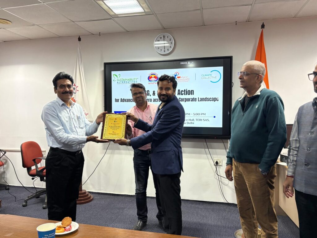 Dr. Ashish Sharma receiving a memento at the AI, ESG and Climate Action Roundtable, TERI SAS.