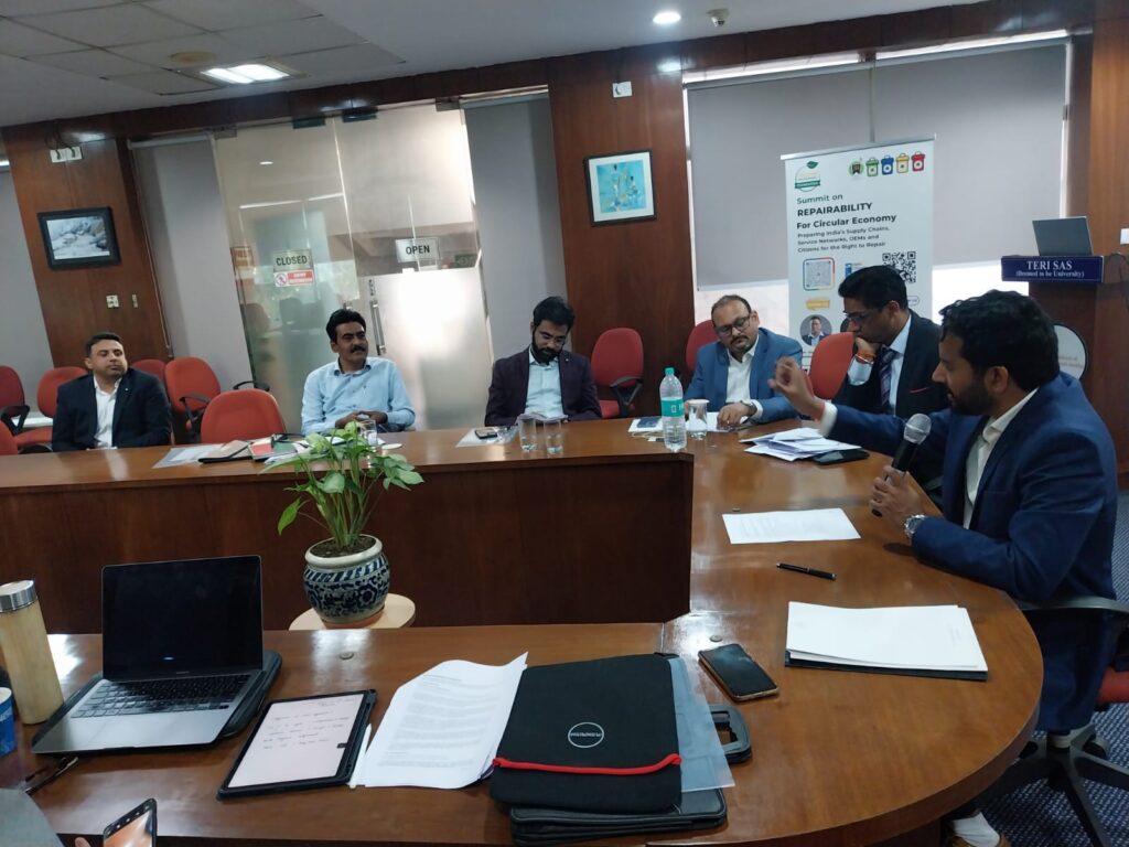 Dr. Ashish Sharma moderating the roundtable discussion at TERI SAS.